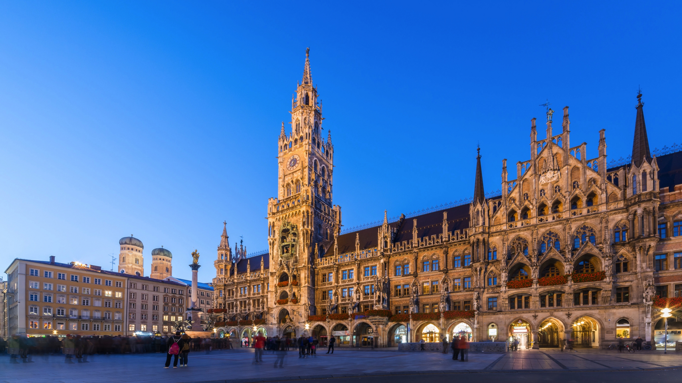 Neues Rathaus und Frauenkirche am Marienplatz in München, Deutschland