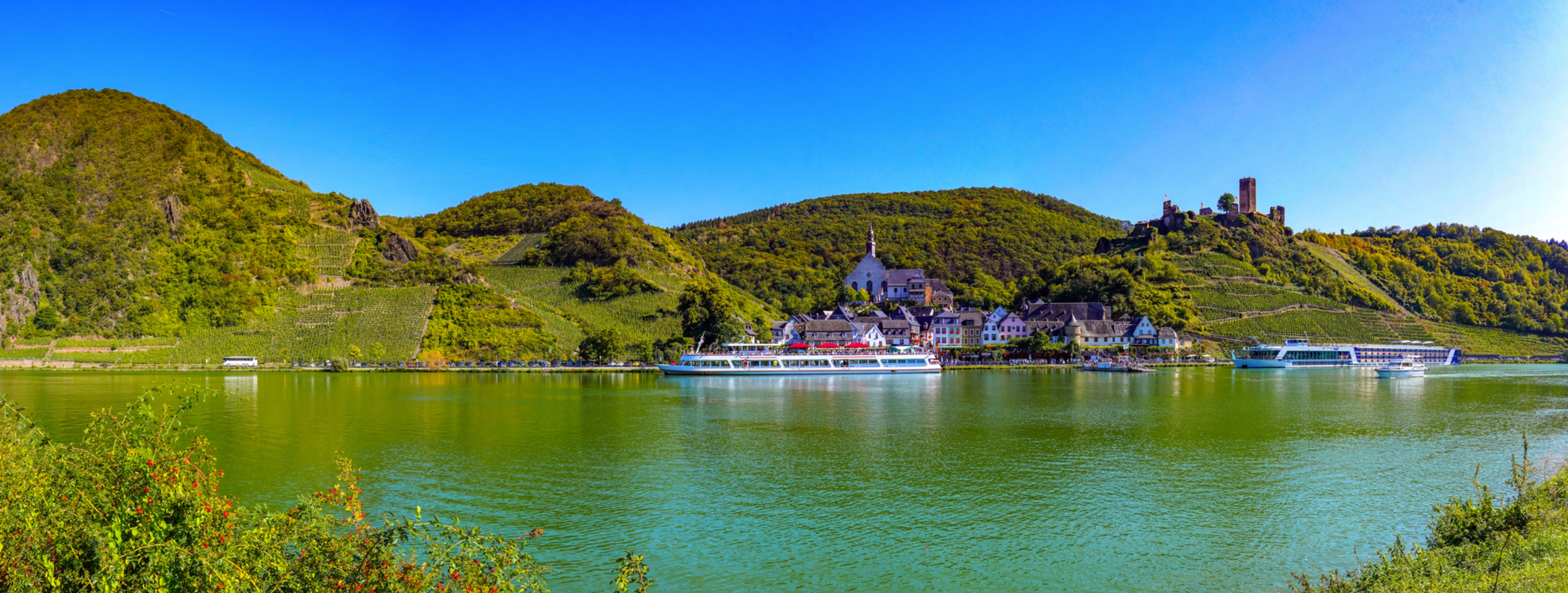Mosellandschaft bei Beilstein mit Burg Metternich, Deutschland