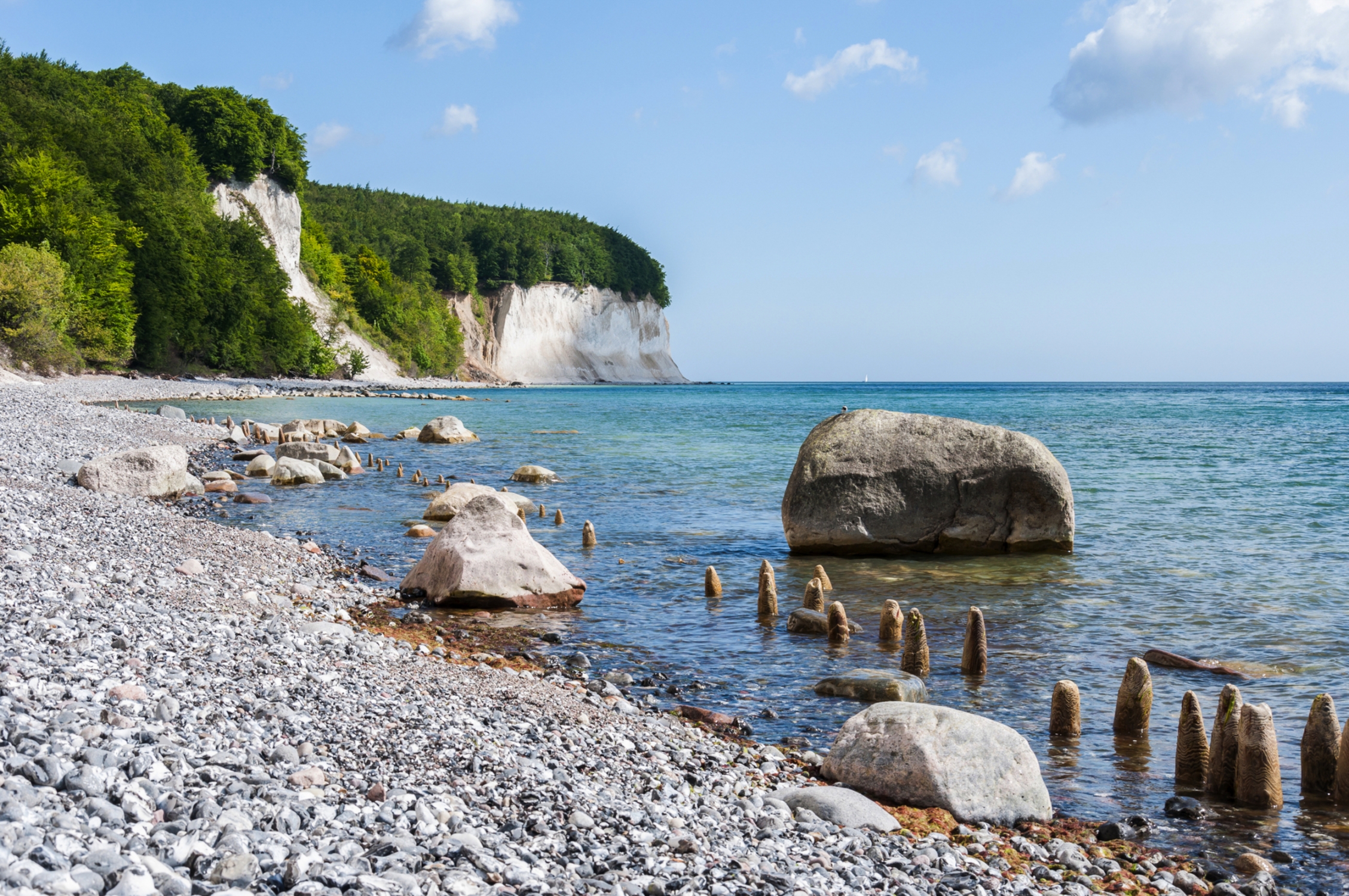 Küstenstreifen unterhalb der Kreidefelsen auf Rügen im Nationalpark Jasmund