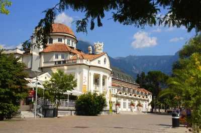 Kurhaus in Meran mit Kurpromenade