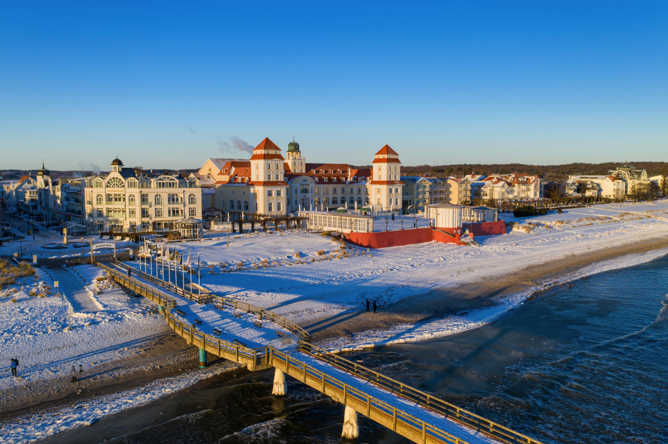 Seebrücke und Kurhaus von Binz im Winter
