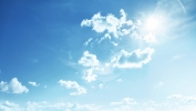 blauer Himmel mit Sonnenreflexionen