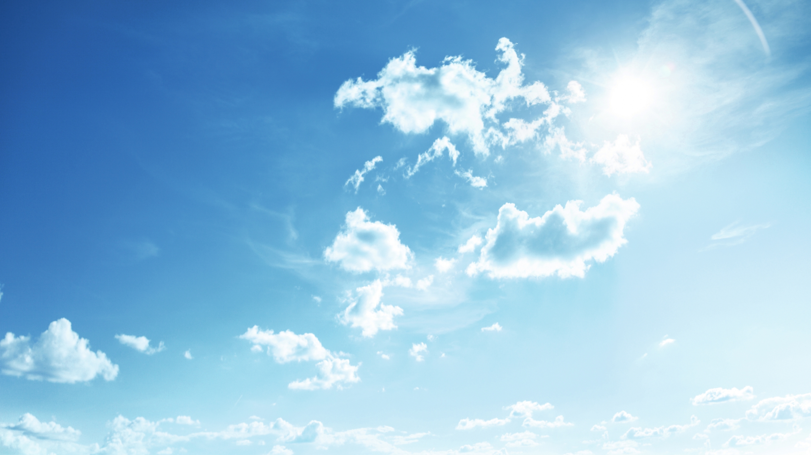 blauer Himmel mit Sonnenreflexionen
