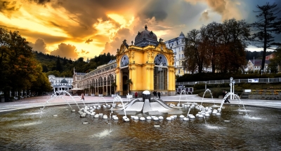Kolonnade mit Fontänen in Marienbad bei Sonnenuntergang