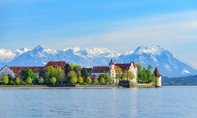 Inselstadt Lindau vor schneebedeckten Bergen im Frühling
