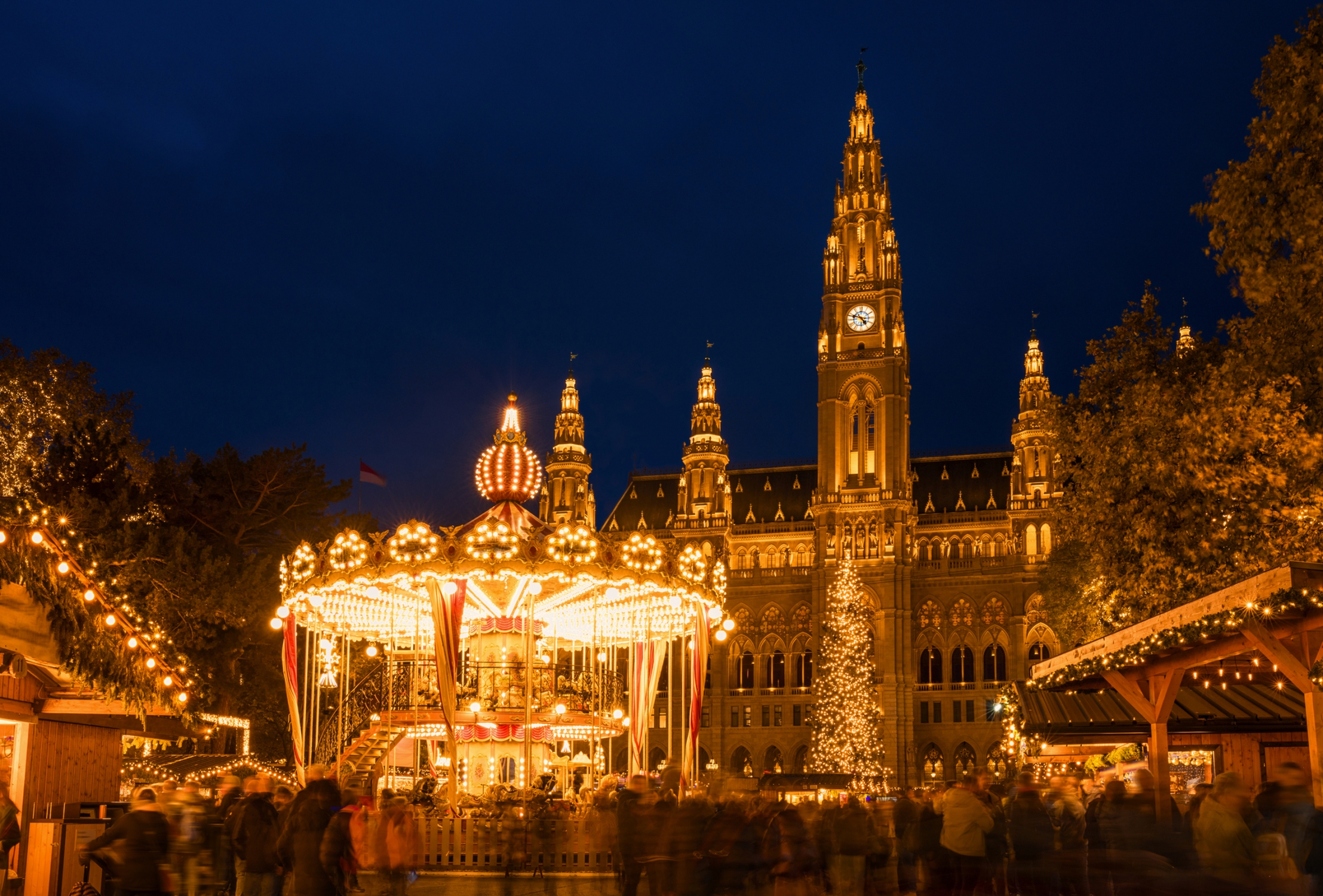 Karussell am Rathausplatz zur Weihnachtszeit