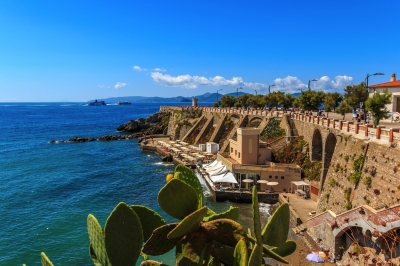 Blick auf die Terrasse Giovanni Bovio und den Leuchtturm von Rocchetta in Piombino