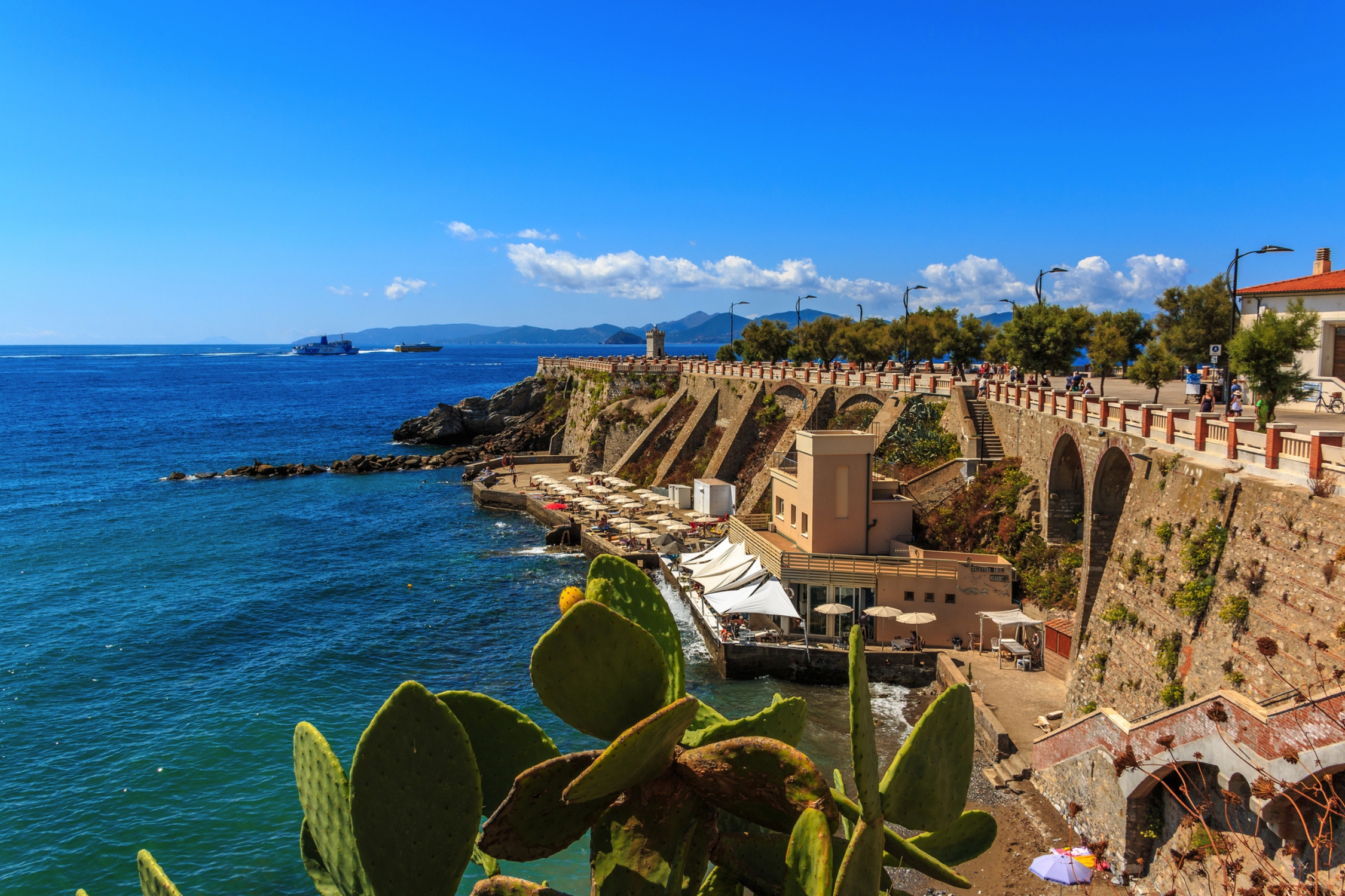 Blick auf die Terrasse Giovanni Bovio und den Leuchtturm von Rocchetta in Piombino