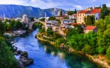 Mostar – Altstadt mit berühmter Brücke in Bosnien und Herzegowina