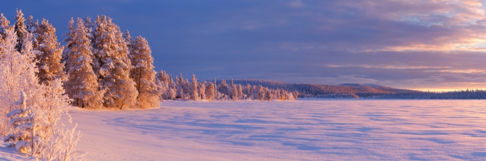gefrorener See Äijäjärvi in Finnisch-Lappland im Winter bei Sonnenuntergang