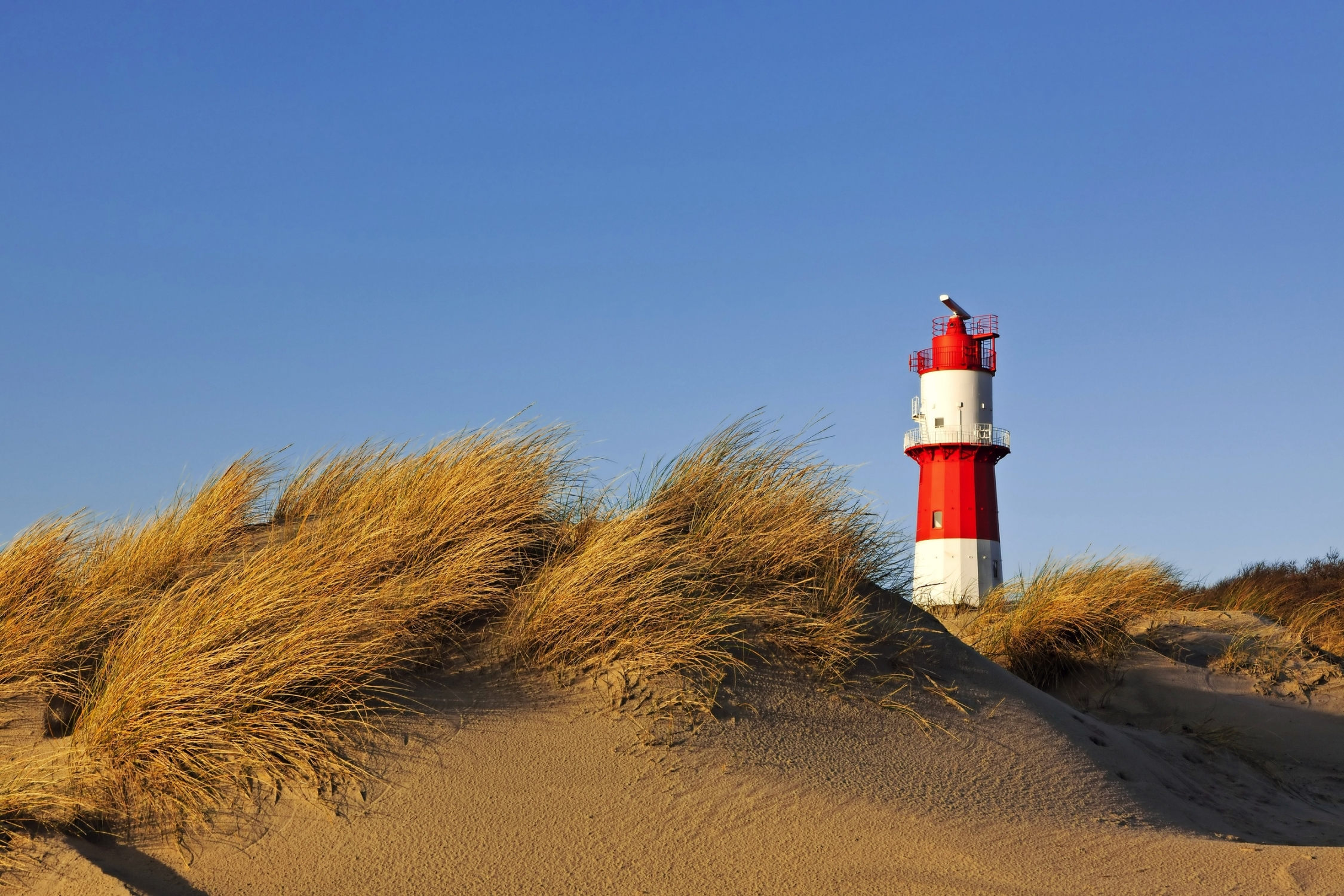 Kleiner Leuchtturm in den Dünen von Borkum