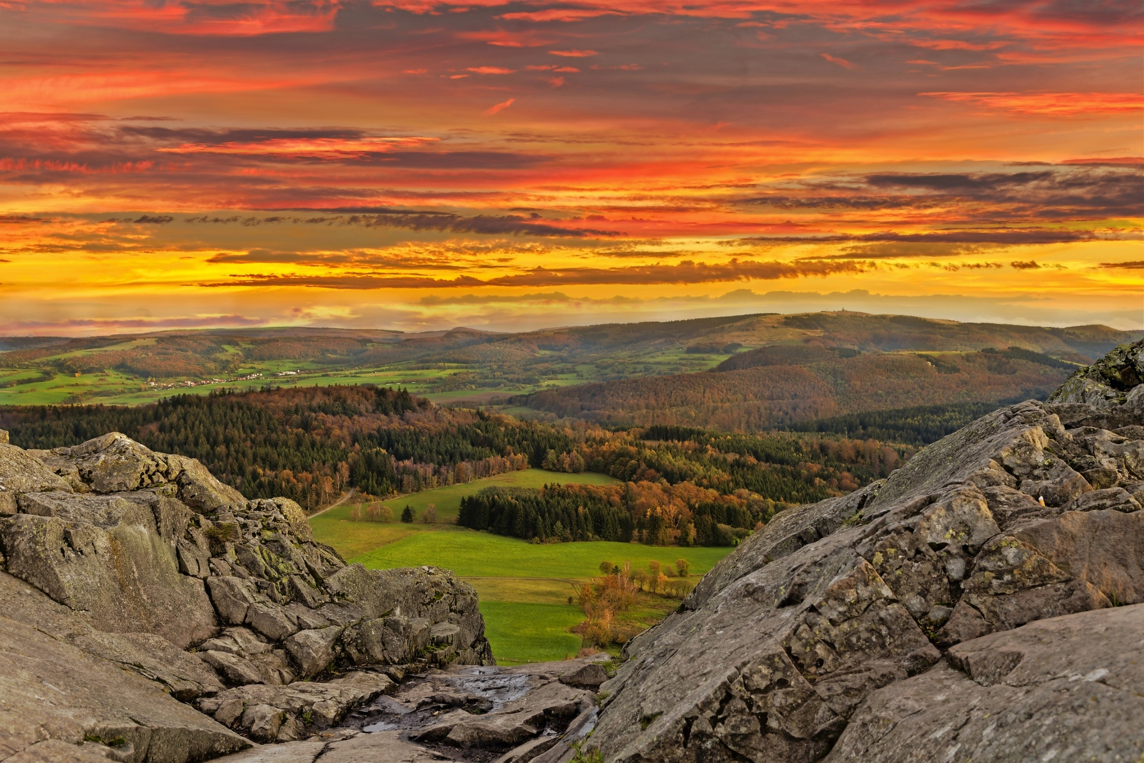 Sonnenuntergang in der Rhn Mittlegebirge Matthias Buehner