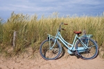 blaues Fahrrad abgestellt in den niederlndischen Dnen