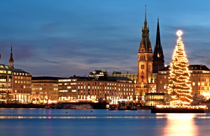Neuer Jungfernstieg vor Weihnachten in Hamburg, Deutschland