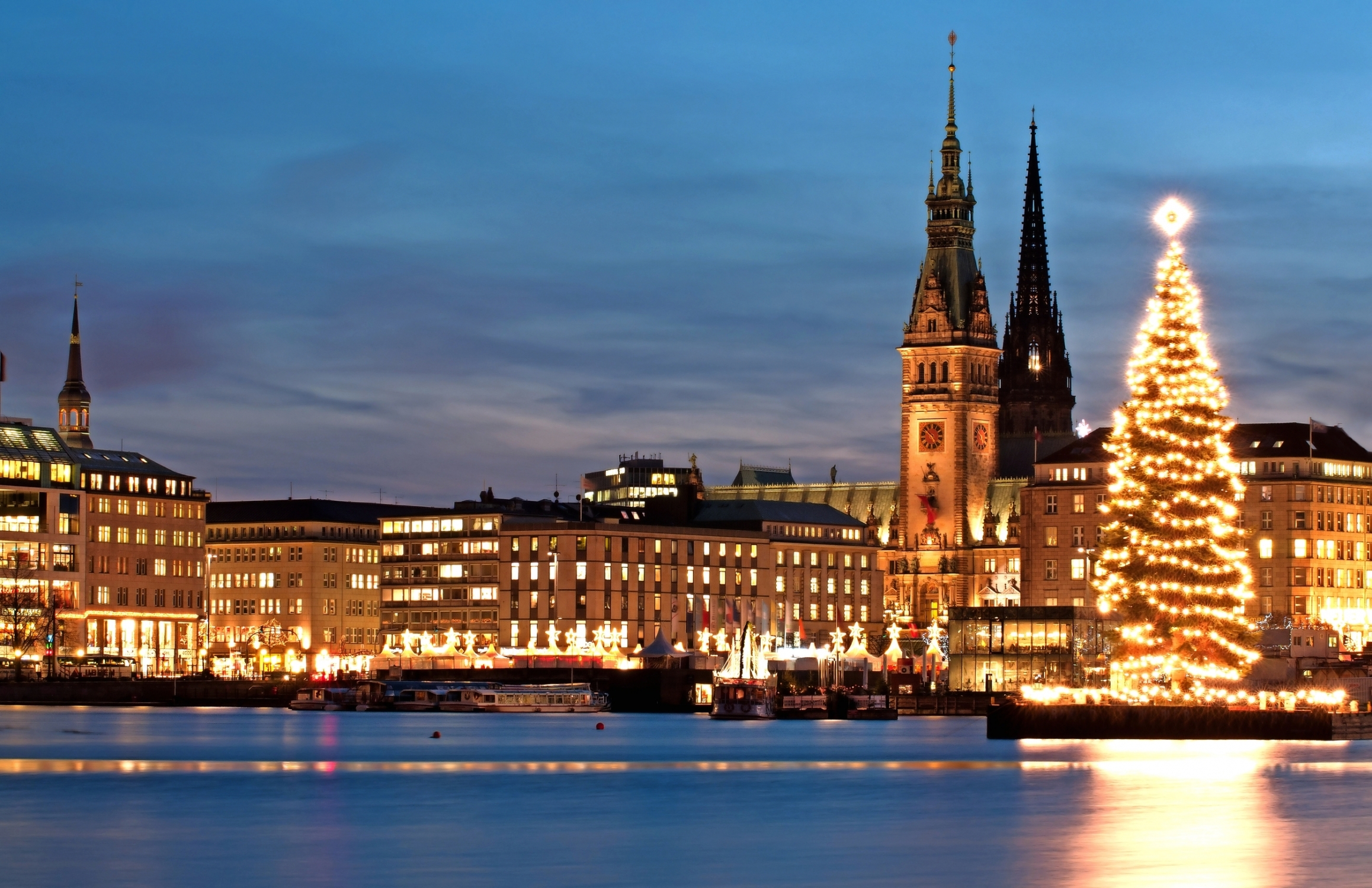 Neuer Jungfernstieg vor Weihnachten in Hamburg, Deutschland